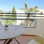 Seaview - 10 Min. Beach, Private Condo, Pool, Grill & Free Parking شقة البوفيرا