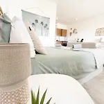 Seaview - 10 Min. Beach, Private Condo, Pool, Grill & Free Parking شقة *