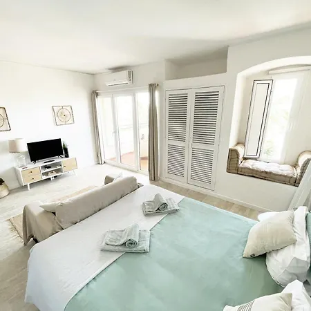 Seaview - 10 Min. Beach, Private Condo, Pool, Grill & Free Parking البوفيرا