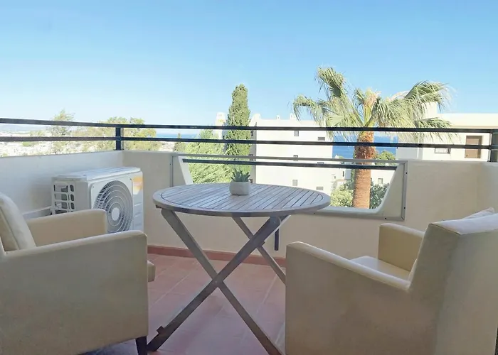 Seaview - 10 Min. Beach, Private Condo, Pool, Grill & Free Parking *